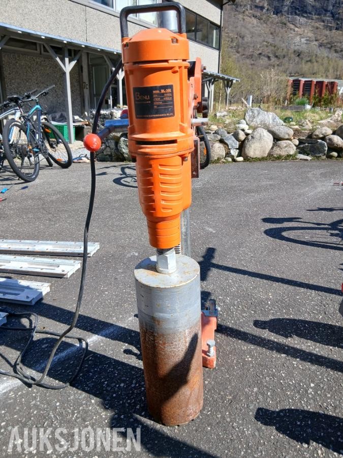 Kjerneboringmaskin for stein og betong